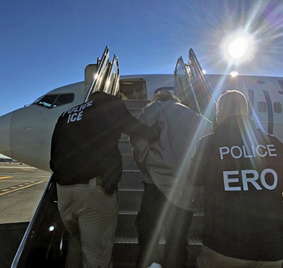 Illustration éditoriale : Un deuxième vol d’expulsion de l’ICE vers Haïti en une semaine transporterait des familles et des enfants nés aux États-Unis